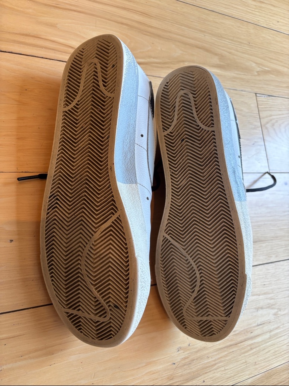 Nike White and Black Low-Top Sneakers - Picture 6 of 6